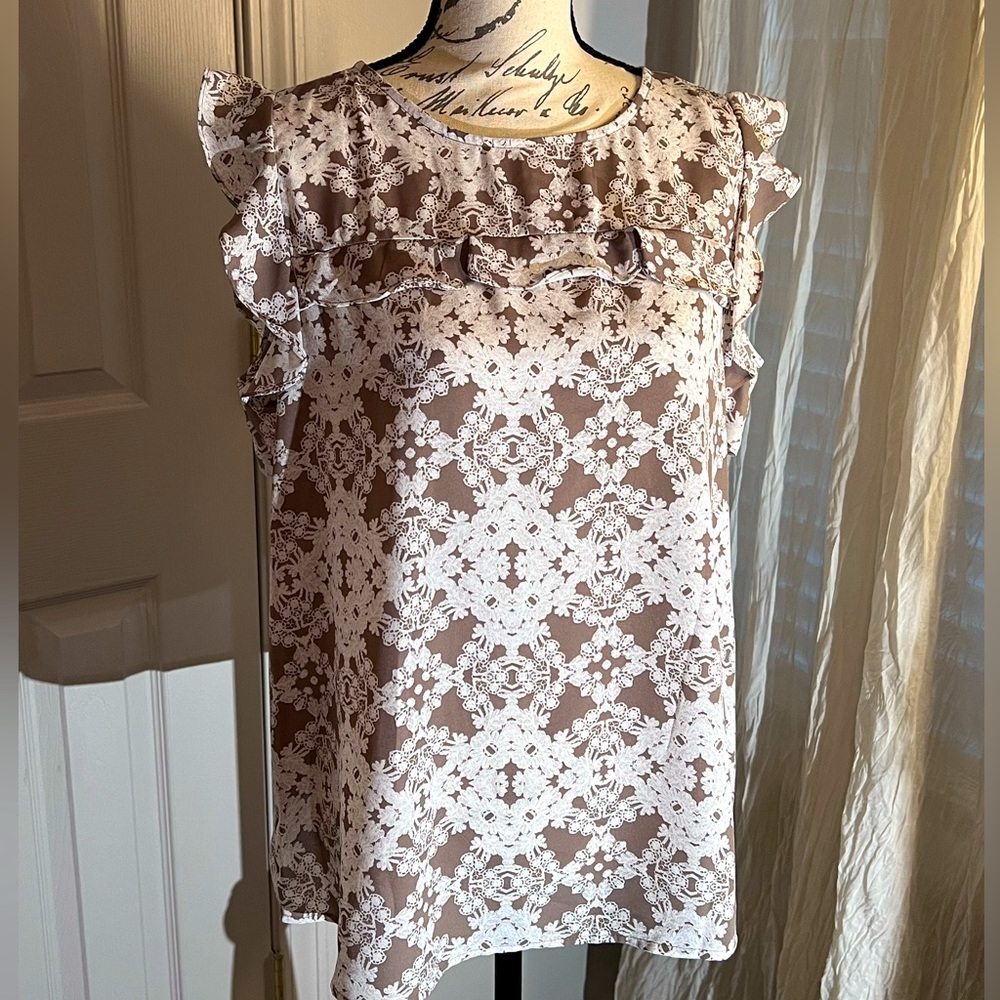 NWT. Worthington Ruffle Sleeve Top